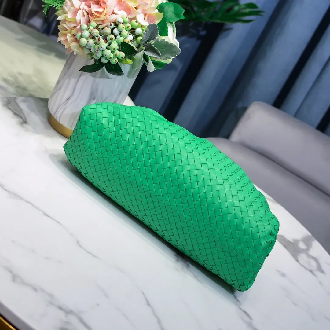 Real shot🔥🔥The counterattack of the popular Bottega Veneta started with this series of cloud bags, which went viral in the fashion circle and started a craze! Out of stock, out of stock, out of stock... One piece is hard to find, super hard to buy, regardless of age, season, or occasion. Very classy. Really, if you carry this on the road, it will turn heads! This is also the reason why this series is so expensive. Large size: 38*20*8.5cm [Big Cloud Weaving]